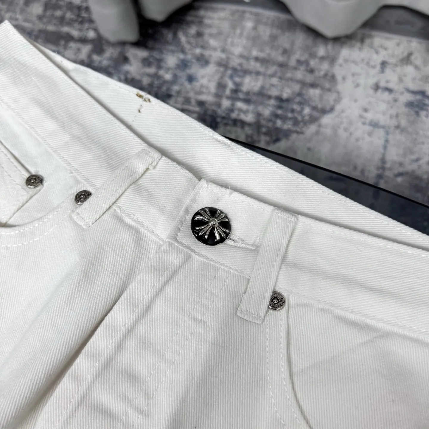 P250 Chrome Hearts｜Chrome Hearts 2025 New Orange Blue Leopard Print Cross Patch Leather Couple Style Washed Loose Jeans. Styles with different wash textures are very friendly to people with thin legs and thick legs. The straight and loose version is very flattering to the moderate length of the legs that will never go out of style. They can be matched easily and casually. They are the basis for various styles of styling and are a must-have in the wardrobe! The fabric is stiff but also makes the upper body soft without losing texture. The washing process is even more perfect. It is a must-have item for everyone! ! ! Color: white Size: 28/30/32/34 Waist: 71/76/81/86 Pants length: 98/100/102/104